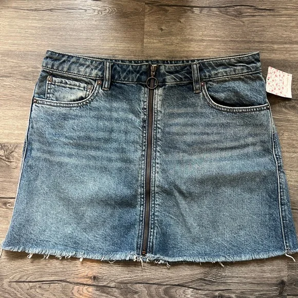 Free People We The Free Zip It Up Denim Mini Skirt A-Line Frayed Hem 31 NWT - Picture 2 of 12